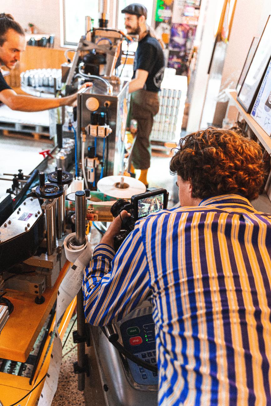 Hidde filmt in een brouwerij